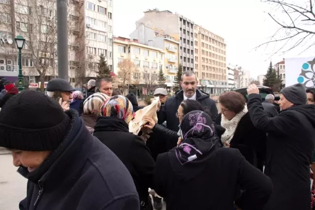 Esmiad Vatandaşlara Bez Torba Dağıttı Esmiad Vatandaşlara Bez Torba Dağıttı
