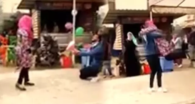 Evlilik Teklifi Aldığı Anları Sosyal Medyadan Paylaşan Genç Kız, Üniversiteden Kovuldu Evlilik Teklifi Aldığı Anları Sosyal Medyadan Paylaşan Genç Kız, Üniversiteden Kovuldu