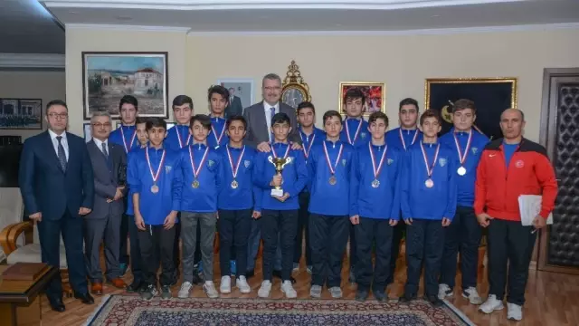 Güreşçilerden Protokole Ziyaret Güreşçilerden Protokole Ziyaret