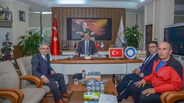 Güreşçilerden Protokole Ziyaret Güreşçilerden Protokole Ziyaret