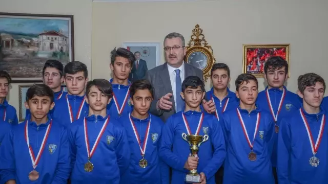 Güreşçilerden Protokole Ziyaret Güreşçilerden Protokole Ziyaret