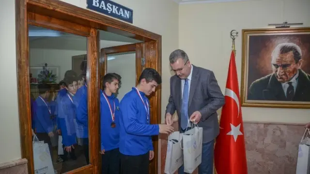 Güreşçilerden Protokole Ziyaret Güreşçilerden Protokole Ziyaret