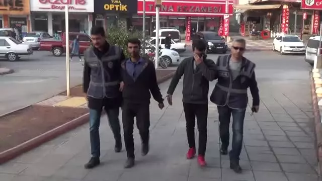 Hırsızlıktan Yakalandı, Gazetecilere 'Garibandık, Yaptık' Dedi Hırsızlıktan Yakalandı, Gazetecilere 'Garibandık, Yaptık' Dedi