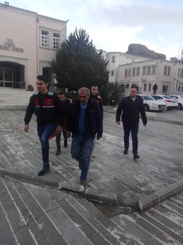 İzmir'de 42 Kaçak, Kamyon Kasasında Yakalandı