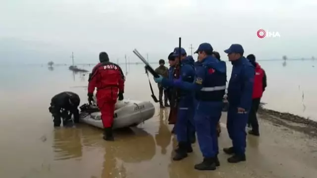 İzmir'in Torbalı İlçesinde Ördek Avlamak İçin Girdikleri Gölette Kayıkları Batan Dört Kişiden... İzmir'in Torbalı İlçesinde Ördek Avlamak İçin Girdikleri Gölette Kayıkları Batan Dört Kişiden...