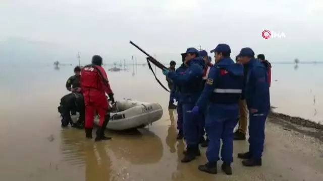 İzmir'in Torbalı İlçesinde Ördek Avlamak İçin Girdikleri Gölette Kayıkları Batan Dört Kişiden... İzmir'in Torbalı İlçesinde Ördek Avlamak İçin Girdikleri Gölette Kayıkları Batan Dört Kişiden...