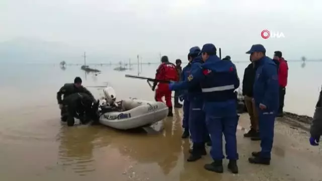 İzmir'in Torbalı İlçesinde Ördek Avlamak İçin Girdikleri Gölette Kayıkları Batan Dört Kişiden... İzmir'in Torbalı İlçesinde Ördek Avlamak İçin Girdikleri Gölette Kayıkları Batan Dört Kişiden...