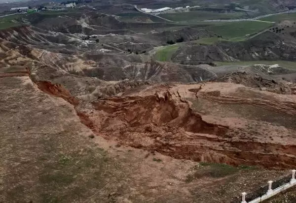 Kahta'da 10 Dönümlük Alan Heyelan Nedeniyle Kaydı