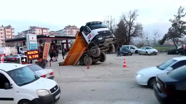 Kamyon Çukura Düştü Kamyon Çukura Düştü