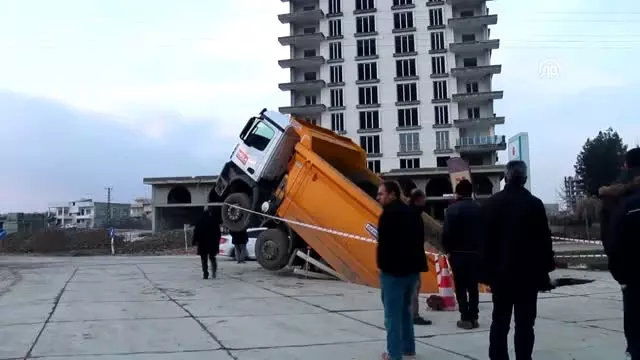 Kamyon Çukura Düştü Kamyon Çukura Düştü