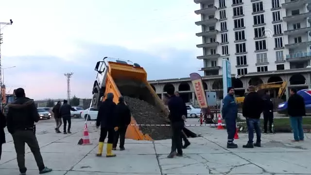 Kamyon Çukura Düştü Kamyon Çukura Düştü