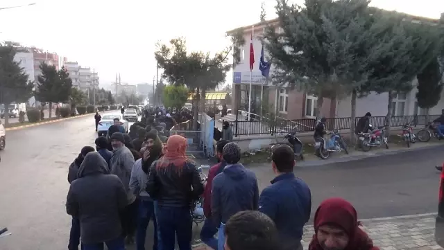 6 Aylık Geçici İşçi Alınacağı Haberini Alanlar, Geceden Sıraya Girerek Uzun Kuyruklar Oluşturdu 6 Aylık Geçici İşçi Alınacağı Haberini Alanlar, Geceden Sıraya Girerek Uzun Kuyruklar Oluşturdu