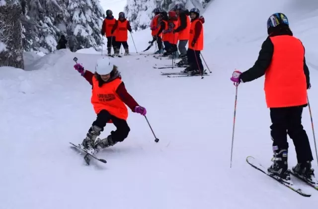 Kırsal Mahallelerdeki Öğrenciler Kayak Öğreniyor