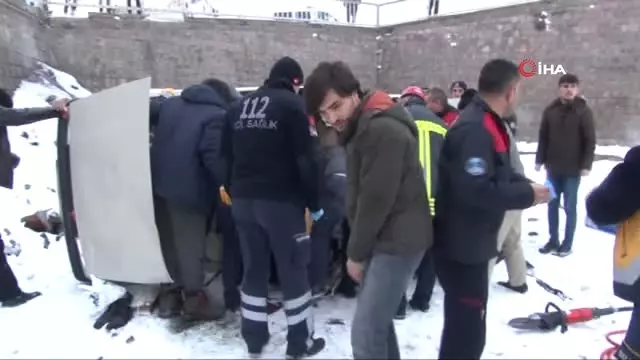 Kontrolden Çıkan Otomobil Köprüden Uçtu: 1 Yaralı Kontrolden Çıkan Otomobil Köprüden Uçtu: 1 Yaralı