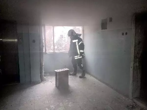 Manisa'da Eski Adliye Lojmanlarında Yangın Manisa'da Eski Adliye Lojmanlarında Yangın