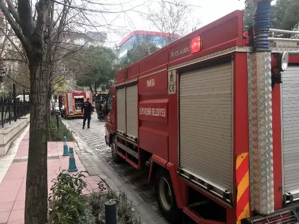 Manisa'da Eski Adliye Lojmanlarında Yangın Manisa'da Eski Adliye Lojmanlarında Yangın