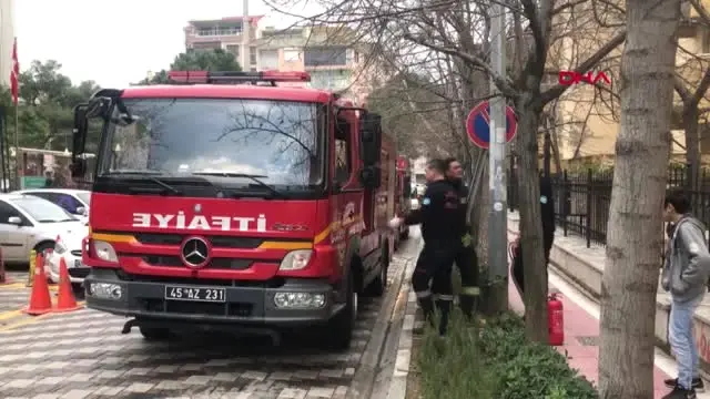 Manisa'da Eski Adliye Lojmanlarında Yangın Manisa'da Eski Adliye Lojmanlarında Yangın