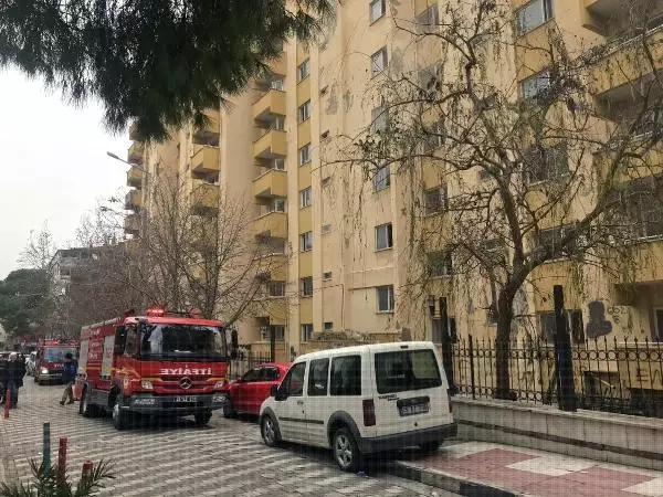 Manisa'da Eski Adliye Lojmanlarında Yangın Manisa'da Eski Adliye Lojmanlarında Yangın