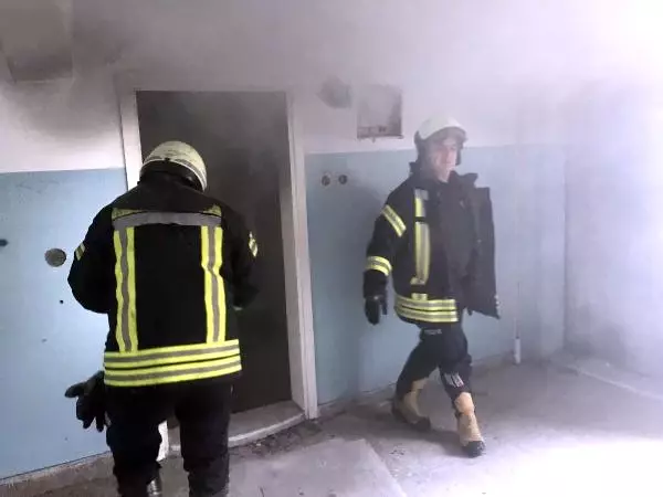 Manisa'da Eski Adliye Lojmanlarında Yangın Manisa'da Eski Adliye Lojmanlarında Yangın