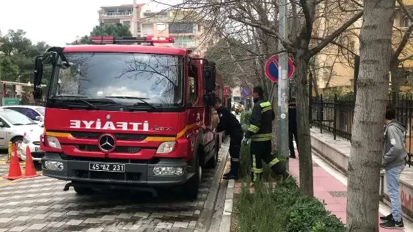Manisa'da Eski Adliye Lojmanlarında Yangın Manisa'da Eski Adliye Lojmanlarında Yangın