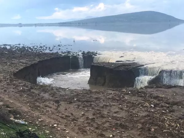 Menderes'te Yağmur Sularının Biriktiği Arazide Derin Çatlak Oluştu