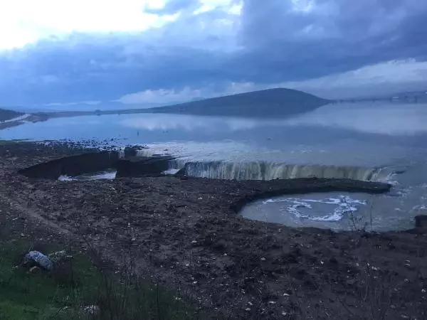 Menderes'te Yağmur Sularının Biriktiği Arazide Derin Çatlak Oluştu Menderes'te Yağmur Sularının Biriktiği Arazide Derin Çatlak Oluştu