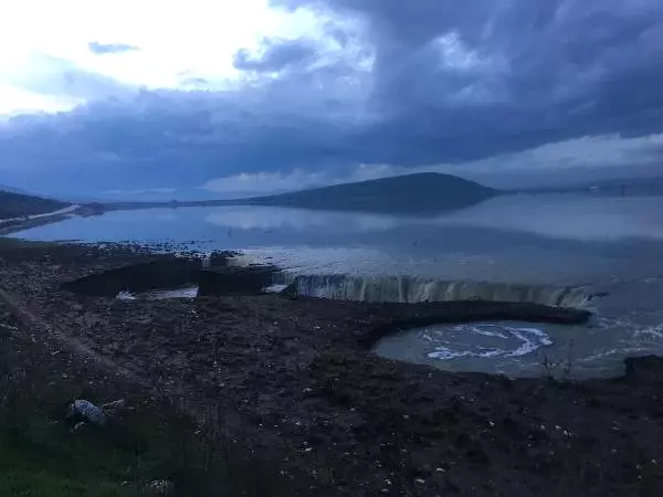 Menderes'te Yağmur Sularının Biriktiği Arazide Derin Çatlak Oluştu Menderes'te Yağmur Sularının Biriktiği Arazide Derin Çatlak Oluştu