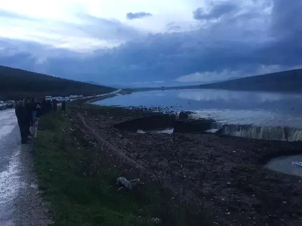 Menderes'te Yağmur Sularının Biriktiği Arazide Derin Çatlak Oluştu Menderes'te Yağmur Sularının Biriktiği Arazide Derin Çatlak Oluştu