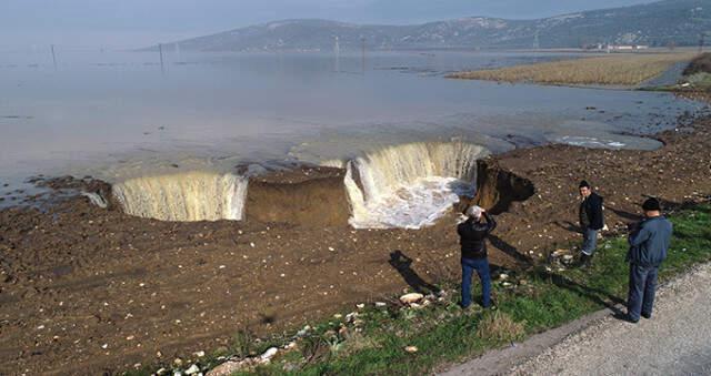 Menderes'te Yağmur Sularının Biriktiği Tarım Arazilerinde Derin Çatlak Oluştu