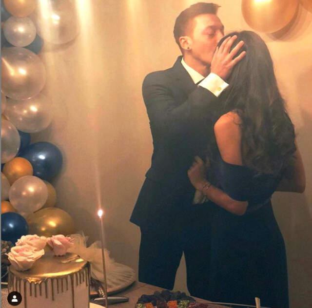 Mesut Özil ile Amine Gülşe Nişanlandı