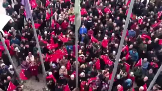 Mevcut Başkan Aday Gösterilmeyince Vatandaşlar Belediye Önünde Toplandı, Sloganlar Attı Mevcut Başkan Aday Gösterilmeyince Vatandaşlar Belediye Önünde Toplandı, Sloganlar Attı