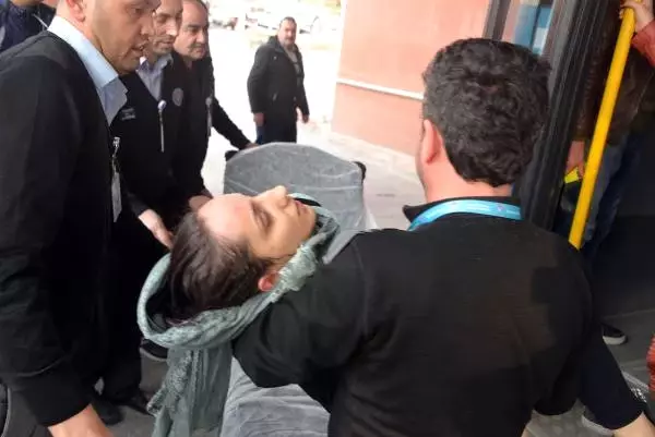 Otobüste Bayılan Genç Kızı Hastaneye Yetiştirdi Otobüste Bayılan Genç Kızı Hastaneye Yetiştirdi