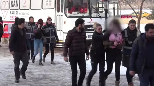 Sivas'ta Fuhuş Operasyonunda 5 Gözaltı Sivas'ta Fuhuş Operasyonunda 5 Gözaltı