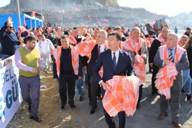Ümmet Akın;
