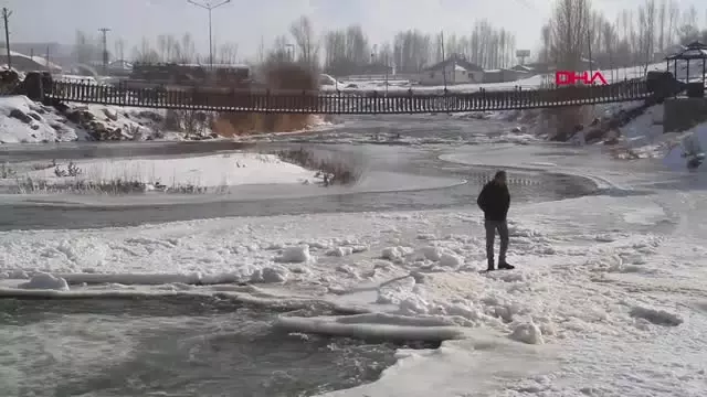 Van Muradiye'deki Bendimahi Çayı Kısmen Dondu