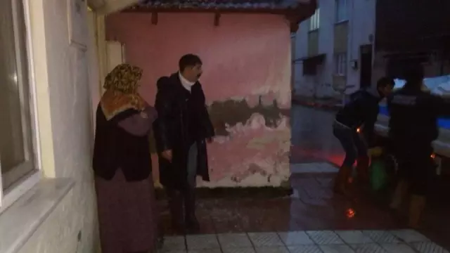 Yunusemre Sel Mağduru Ailelere Sahip Çıkıyor