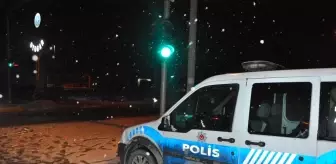 Ebru Polat yolda kalan aracının benzin deposuna su koydu Ebru Polat yolda kalan aracının benzin deposuna su koydu