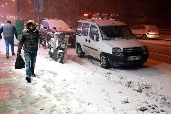 Afyonkarahisar'da 'Kar' Nedeniyle Merkez ile 5 İlçede Okullar Tatil