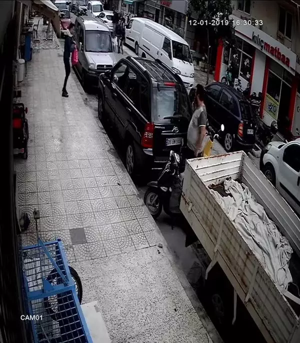 Gündüz Vakti Sokakta Ortasında Tuvalet İhtiyacını Giderdi