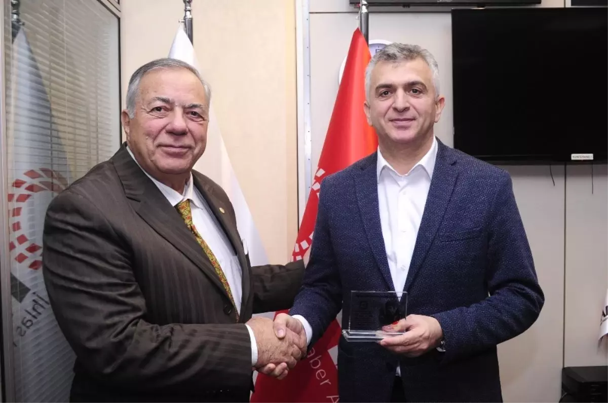 İbrahim Öztek'ten Mustafa Karagöl'e Plaket