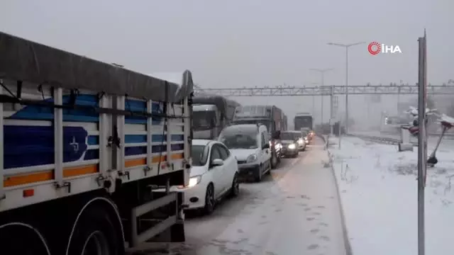 İzmir-Ankara Karayolu 5 Saattir Kapalı İzmir-Ankara Karayolu 5 Saattir Kapalı