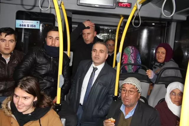 İzmir-Ankara Karayolu 5 Saattir Ulaşıma Kapalı İzmir-Ankara Karayolu 5 Saattir Ulaşıma Kapalı