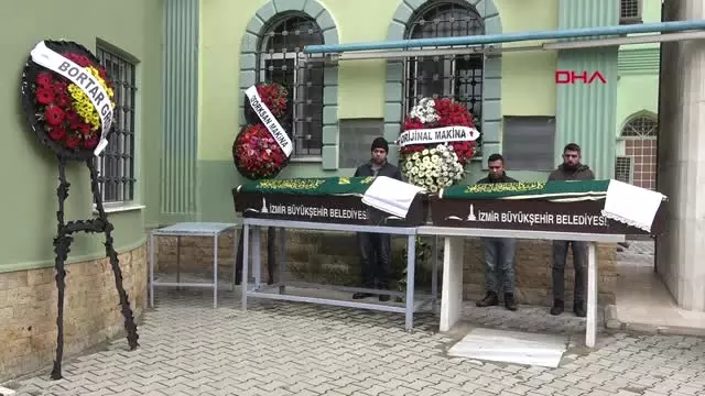 İzmir İzmir'de Ördek Avında Kayık Battı 3 Kişi Öldü, 1 Kişi Kurtarıldı İzmir İzmir'de Ördek Avında Kayık Battı 3 Kişi Öldü, 1 Kişi Kurtarıldı