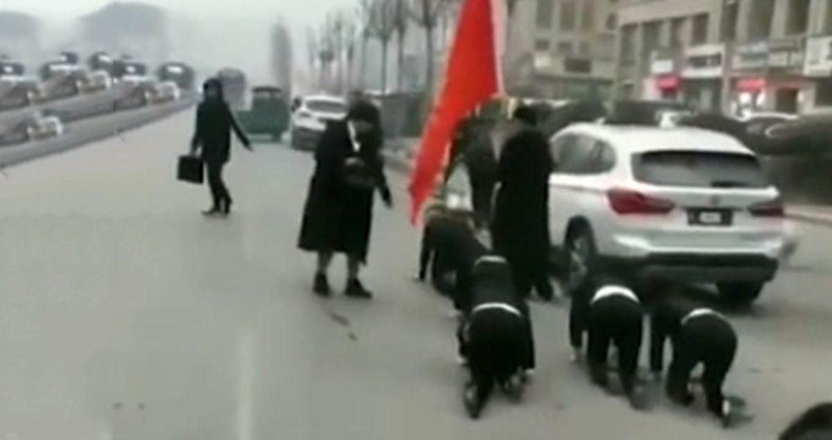 Kadın Patron, Satış Hedefini Tutturamayan Çalışanlarını Cadde Üzerinde Emekleterek Yürüttü
