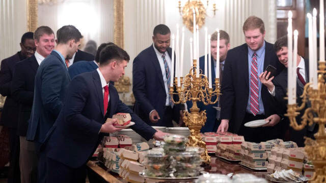 Trump, Hükümetin Kapanması Nedeniyle Konuklarına Hamburger Ismarladı