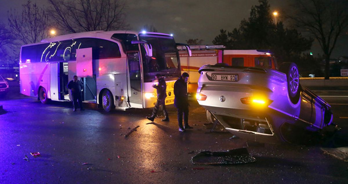 Voleybol Takımını Taşıyan Otobüsle Çarpışan Aracın Alkollü Şoförü, Ambulanstan Kaçtı