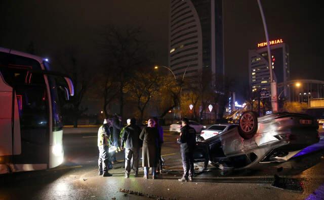 Voleybol Takımını Taşıyan Otobüs Zincirleme Kazaya Karıştı, Devrilen Aracın içkili Şoförü Ambulanstan Kaçtı