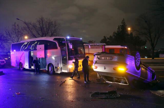 Voleybol Takımını Taşıyan Otobüs Zincirleme Kazaya Karıştı, Devrilen Aracın içkili Şoförü Ambulanstan Kaçtı