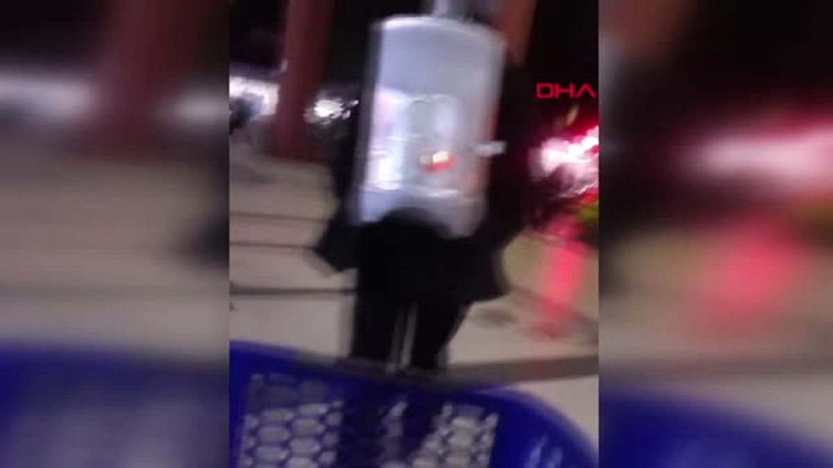 Adana Soğuk Havada, Sırtındaki Odun Sobasıyla Dolaşıyor