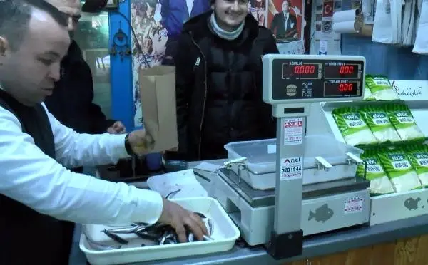 Ankaralı Balıkçılardan Hamsi Temizleme Rekoru Ankaralı Balıkçılardan Hamsi Temizleme Rekoru